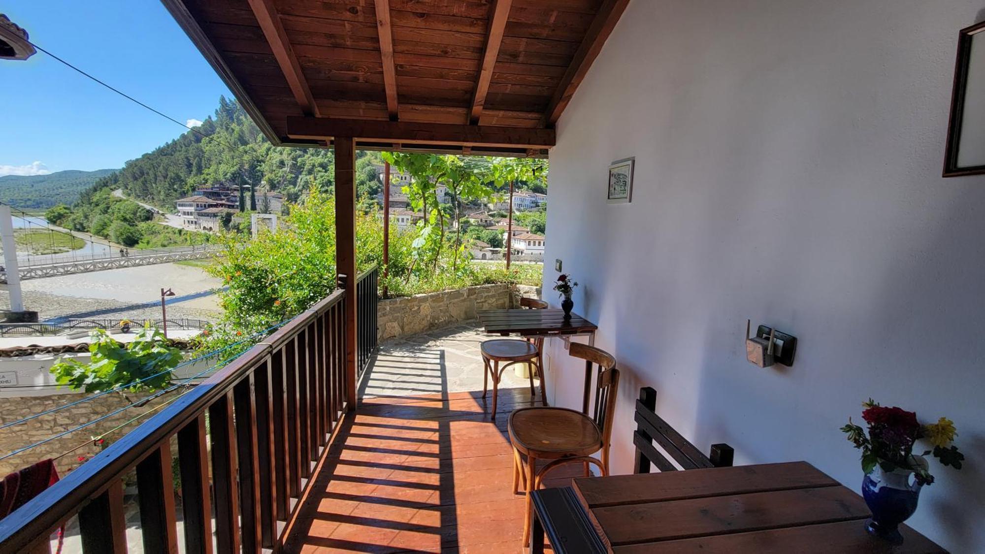 Guest House Mangalem Μπεράτ Εξωτερικό φωτογραφία