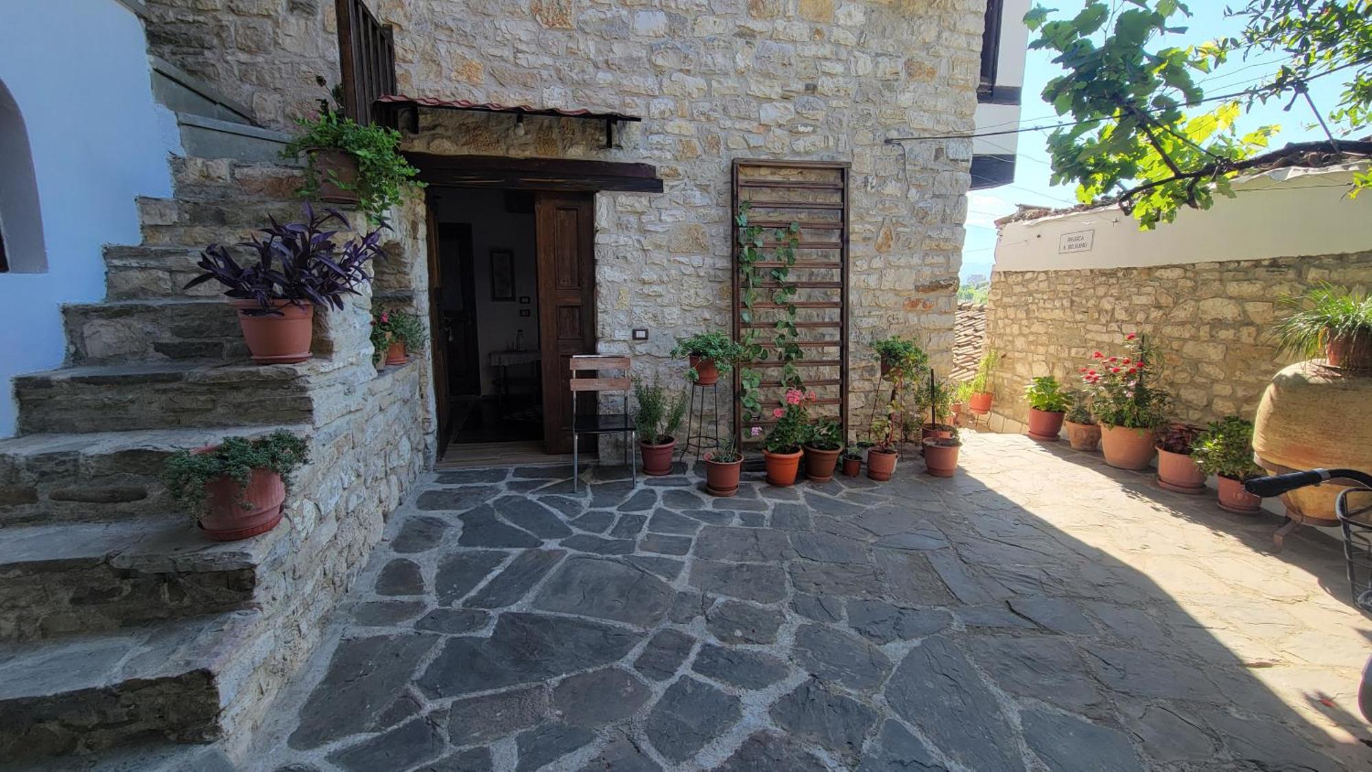 Guest House Mangalem Μπεράτ Εξωτερικό φωτογραφία