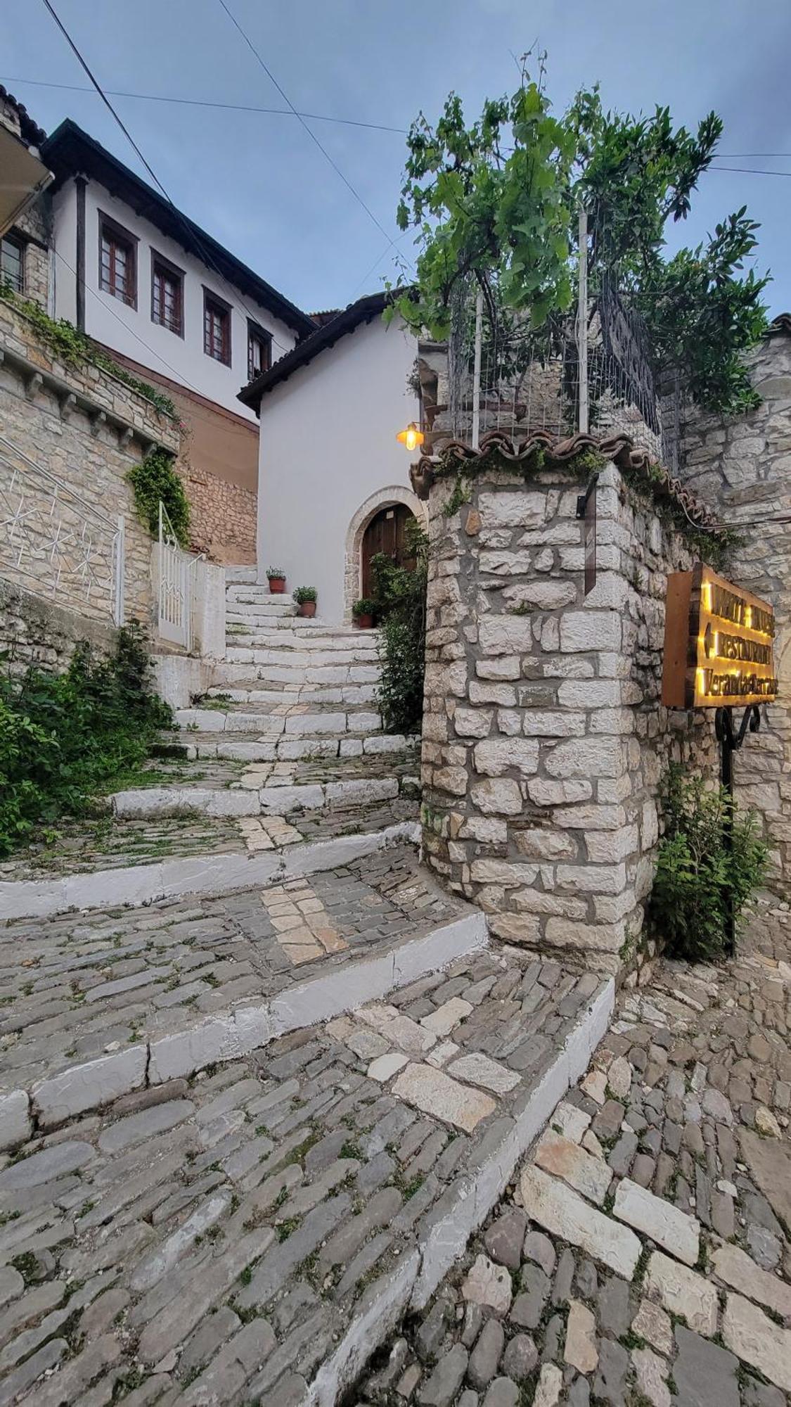 Guest House Mangalem Μπεράτ Εξωτερικό φωτογραφία