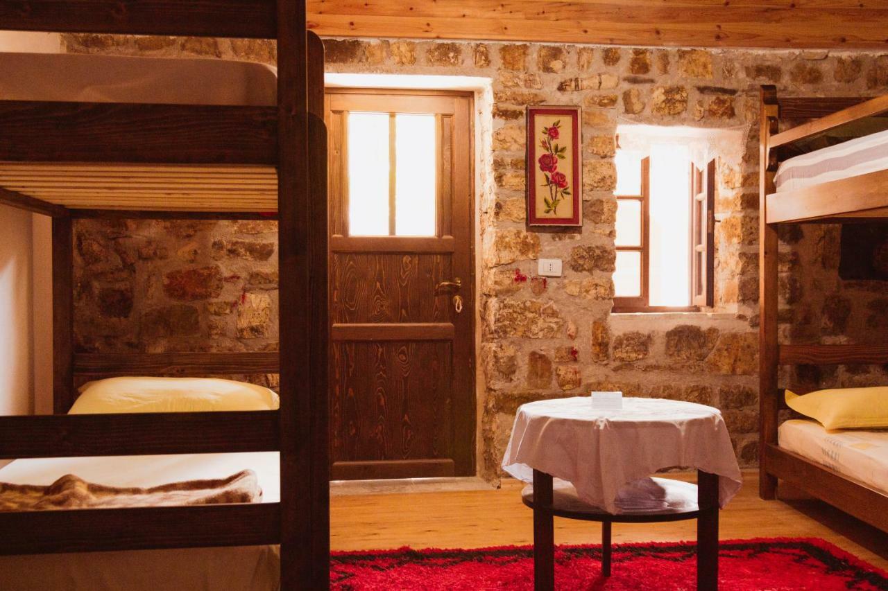 Guest House Mangalem Μπεράτ Εξωτερικό φωτογραφία